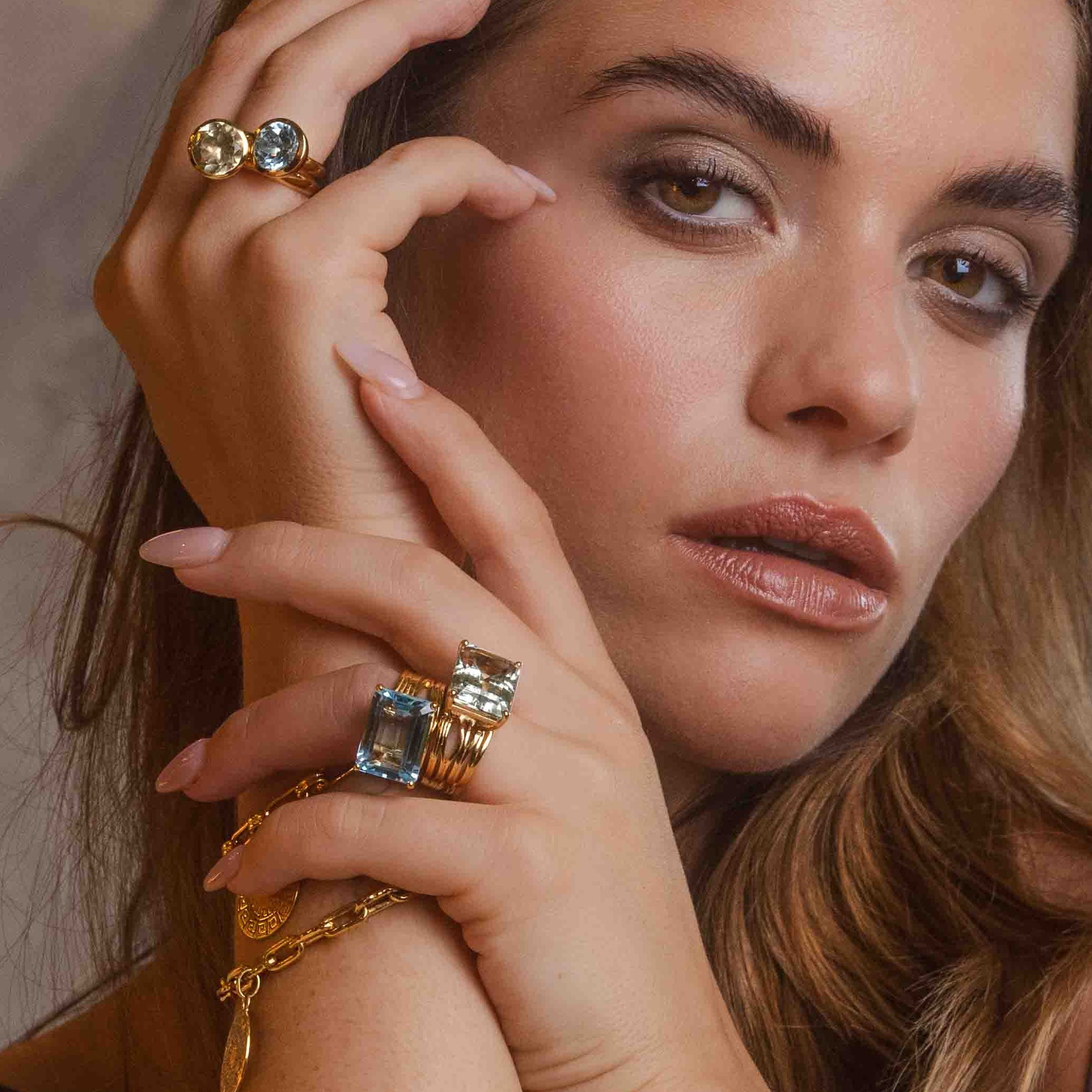 jewellery for omen in gold with gemstones